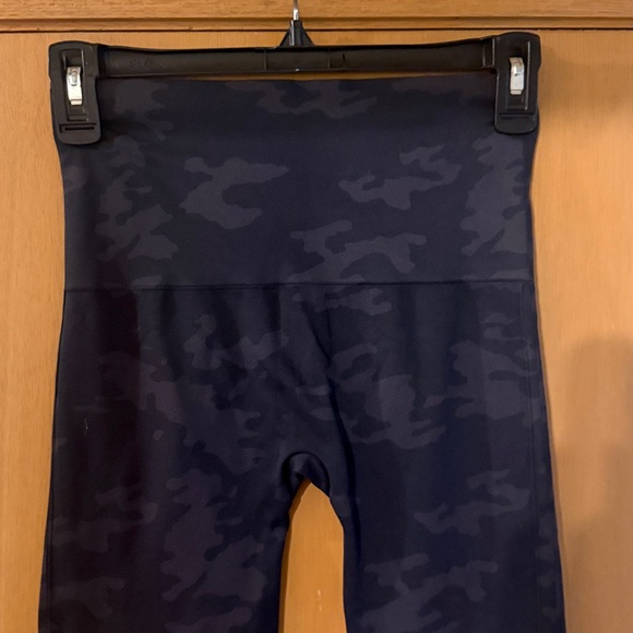 Spanx Look at Me Now Women’s Seamless Camo Leggings Black Gray Size Medium - Picture 5 of 8